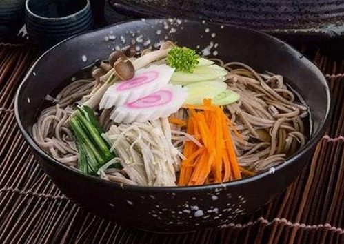 娱乐圈“靠杯”风云浮出水面，多位明星背后暗流涌动